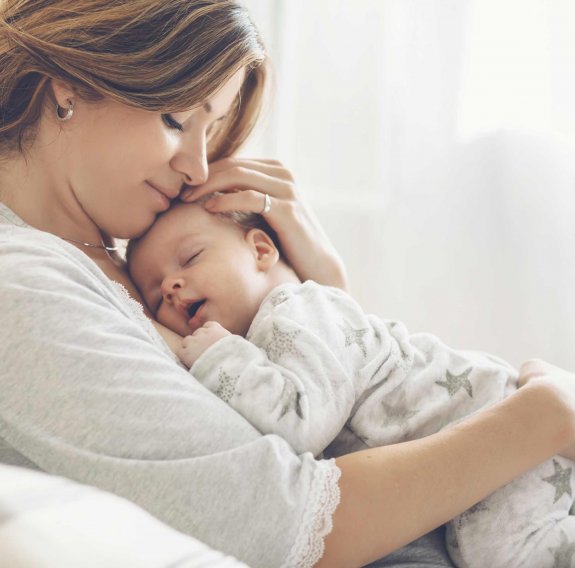 Mama mit ihrem Baby auf ihrer Brust