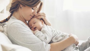 Mama mit ihrem Baby auf ihrer Brust