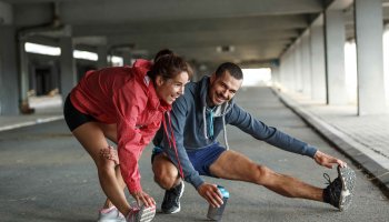 Erwachsene dehnen sich draussen