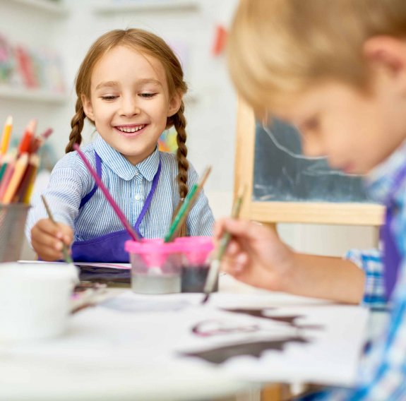 Kinder im Kunstkurs