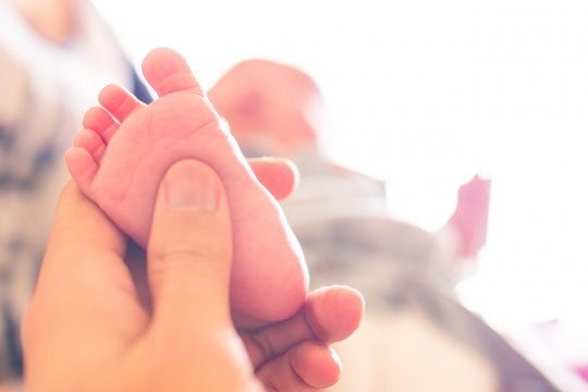 Babyfuß wird massiert