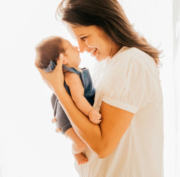 Mama liebevoll mit ihrem Baby