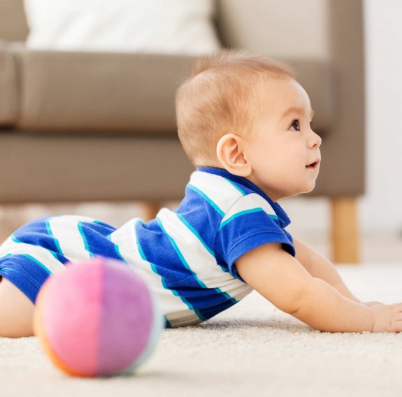 Baby spielt auf dem Boden