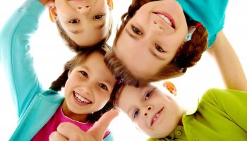 Kinder stecken ihre Köpfe zusammen