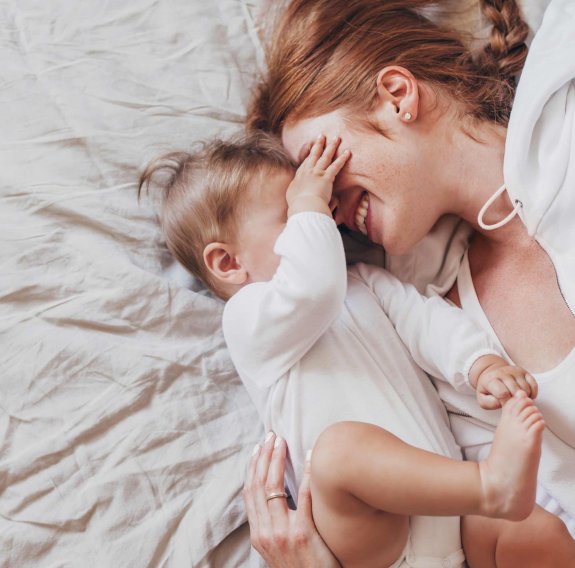 Mama kuschelt mit ihrem Baby