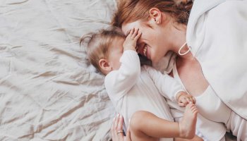 Mama kuschelt mit ihrem Baby