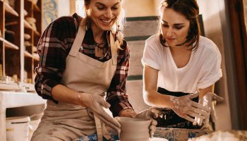 Zwei Frauen töpfern