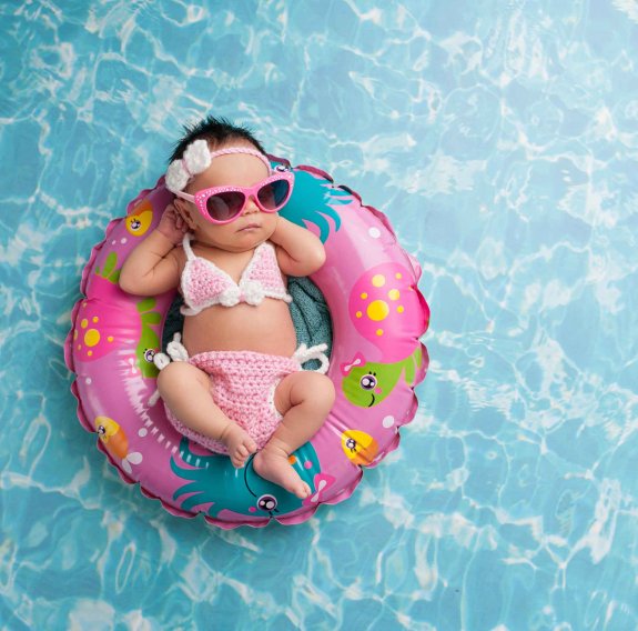 Baby entspannt auf einem Schwimmreifen