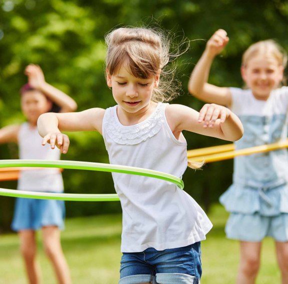 Kinder machen Hula Hop