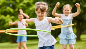Kinder machen Hula Hop