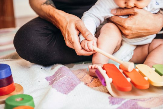 Baby erlernt ein Instrument