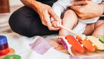 Baby erlernt ein Instrument