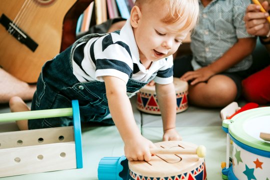 Kind erlernt ein Instrument