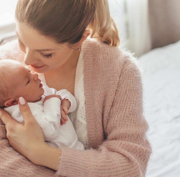 Mama mit ihrem Baby im Arm