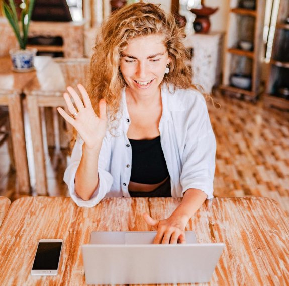 Frau vor dem Laptop