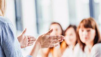 Frau erklärt einer Gruppe etwas