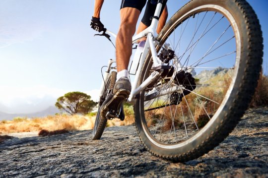 Mountainbike fährt auf den Bergen