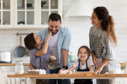 Familie backt in der Küche gemeinsam