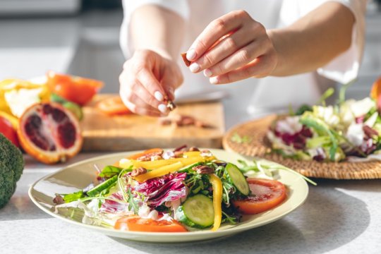 Salat wird zubereitet