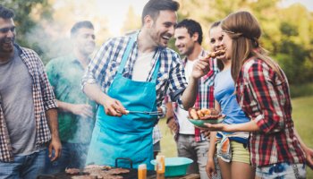 Gruppe von Freunden grillt