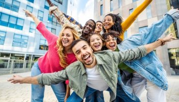 Eine Freundesgruppe hat zusammen Spaß