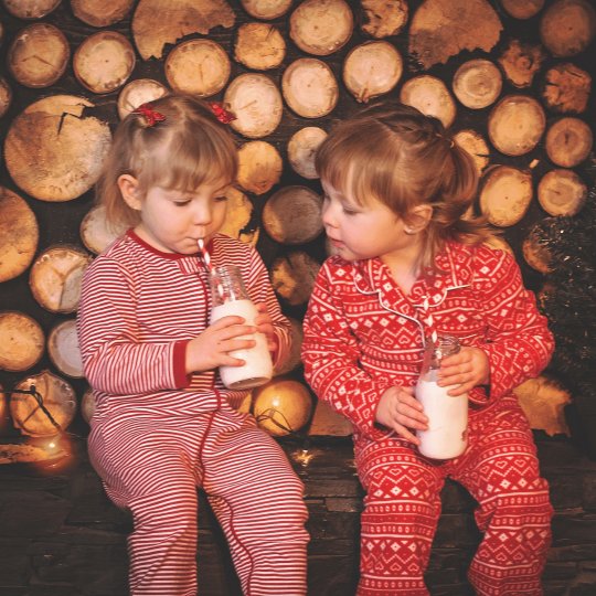 Zwei Kinder sitzen zusammen