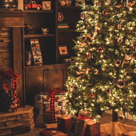 Weihnachtsbaum leuchtet