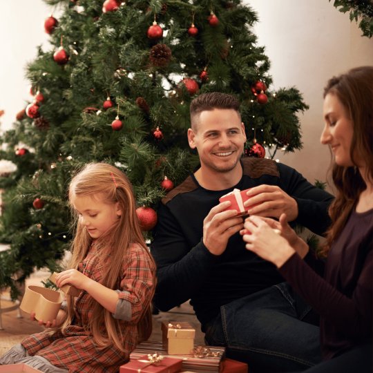 Familie unter dem Weihnachtsbaum
