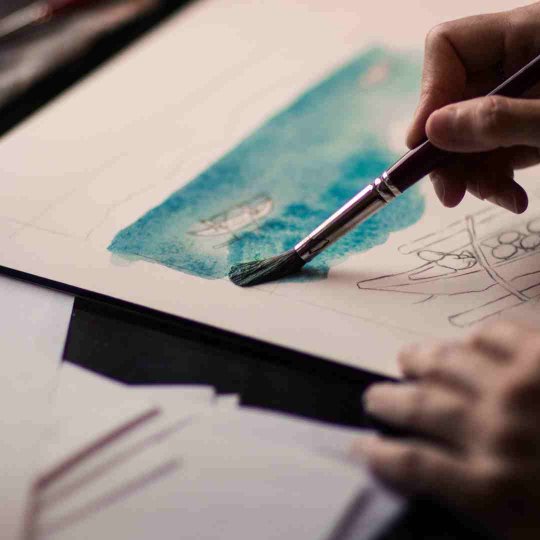 Pinsel auf Papier mit Farbe