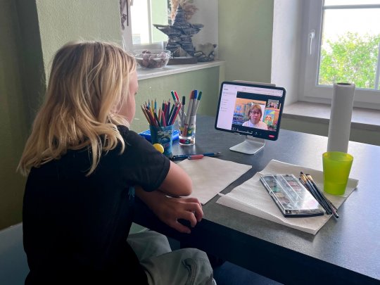 Diana sitzt hinter dem Computer