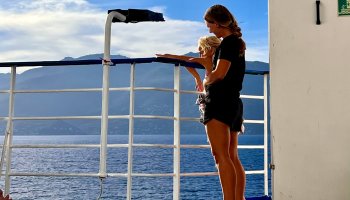 mutter geislein auf der fähre nach korsika