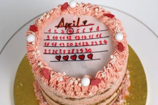 Eine Torte wo die Tage des Monats April aufgelistet sind