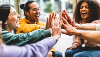 mehrer Erwachsene geben sich die Hand