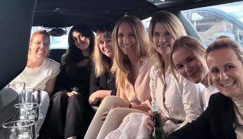 Mehrere strahlende Frauen in einer Limousine