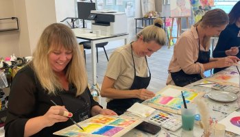 Lachende Frauen beim Malkurs