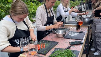 Frauen beim Grillkurs