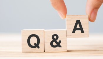 Zwei Holsklötze mit den Buchstaben Q & A