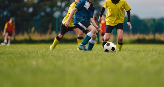 Kinder spielen Fußball