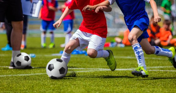 Jugendliche spielen Fußball