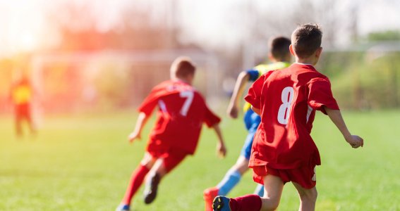 Kinder spielen Fußball