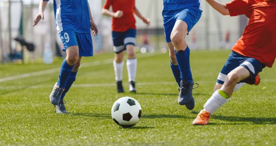 Jugendliche spielen Fußball