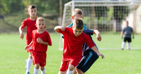 Jungs in einem Fußballspiel