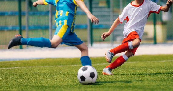 Junge will Fußball schießen