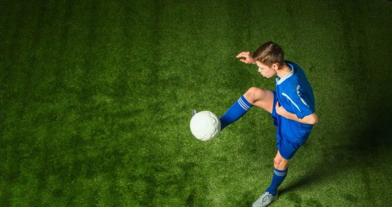 Junge zeigt Fußballtrick