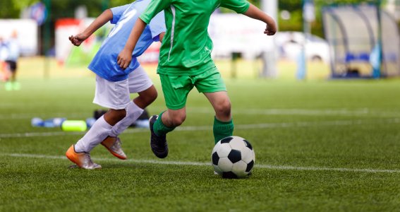 Jungs spielen Fußball