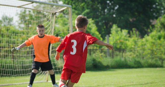 Junge schießt auf ein Tor