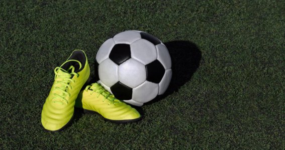 Fußballschuhe und Fußball