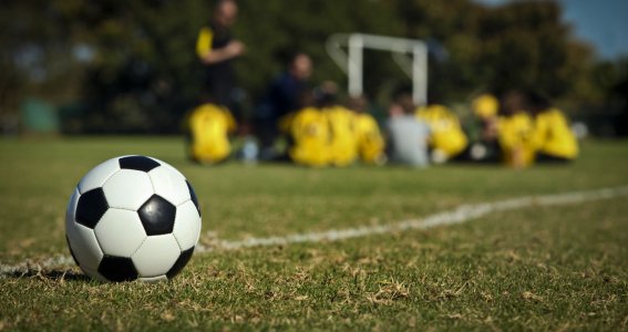 Fußball liegt auf dme Fußballplatz