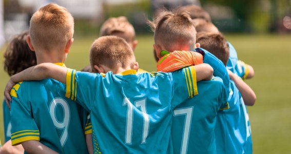 Fußballmannschaft steht im Kreis