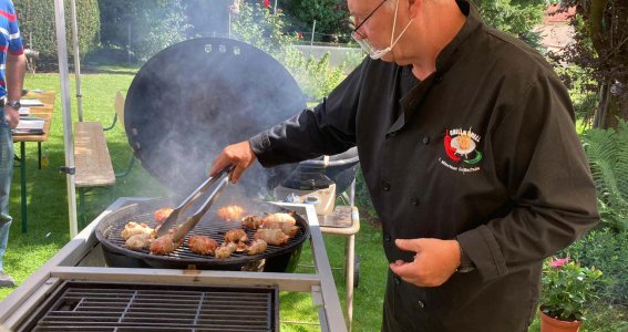 Erwachsene grillen in München